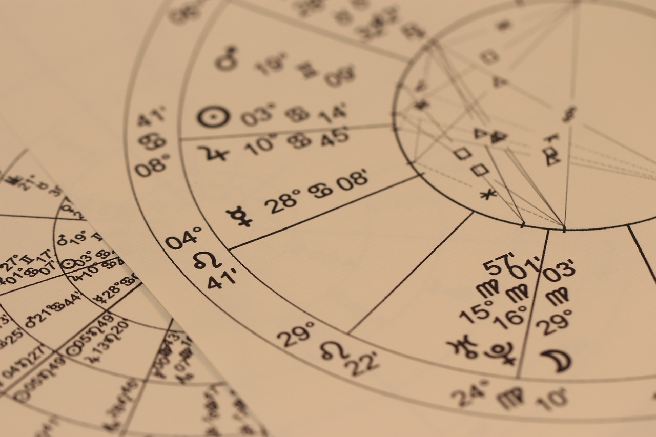 Astronomia kontra astrologia: czym się różnią i dlaczego warto odróżniać te dziedziny?