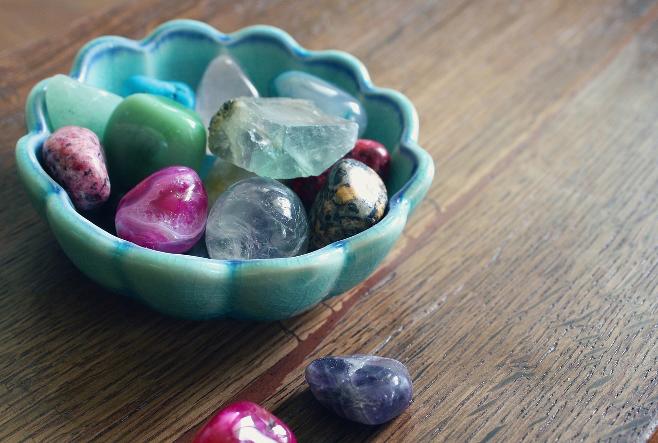 Tworzenie biżuterii z kamieniami naturalnymi – jak to wygląda?